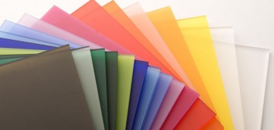 Stampa su plexiglass: resistenza e affidabilità per la tua comunicazione