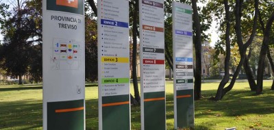 Totem pubblicitari da esterno per segnaletica aziendale e comunicazione